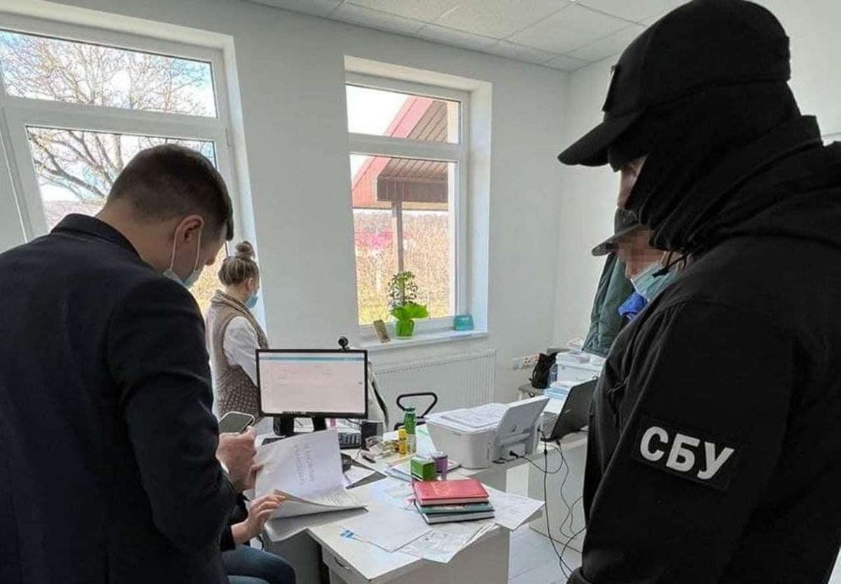Медсестра з Ужгорода підробляла ковід-сертифікати знайомим зі знижками