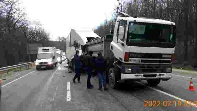 На львівській обʼїзній у ДТП із двома вантажівками загинув 51-річний водій