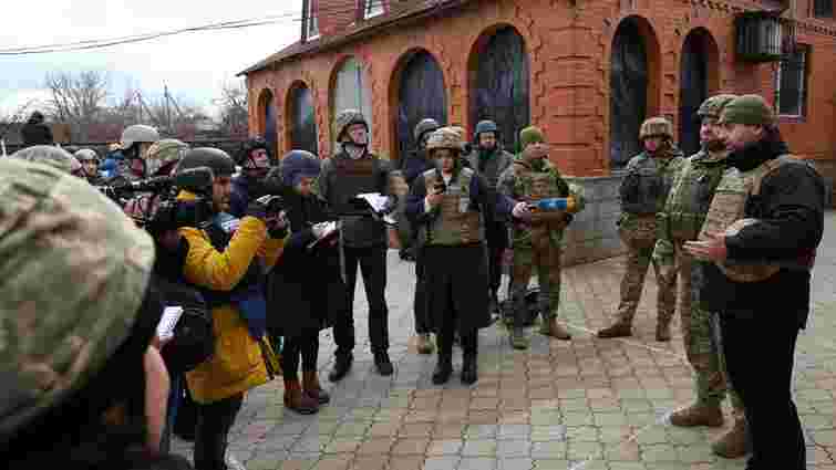 Нардепи та іноземні журналісти потрапили під обстріл росіян на Донбасі