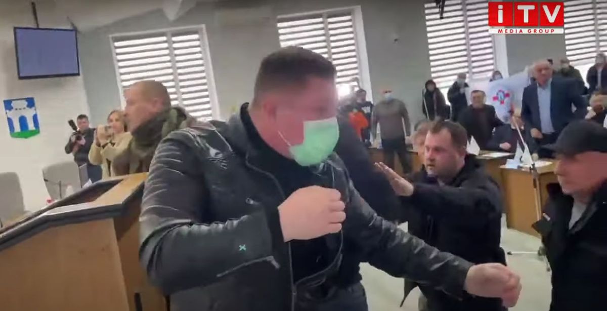 Під час сесії міськради у Рівному виникла масова бійка