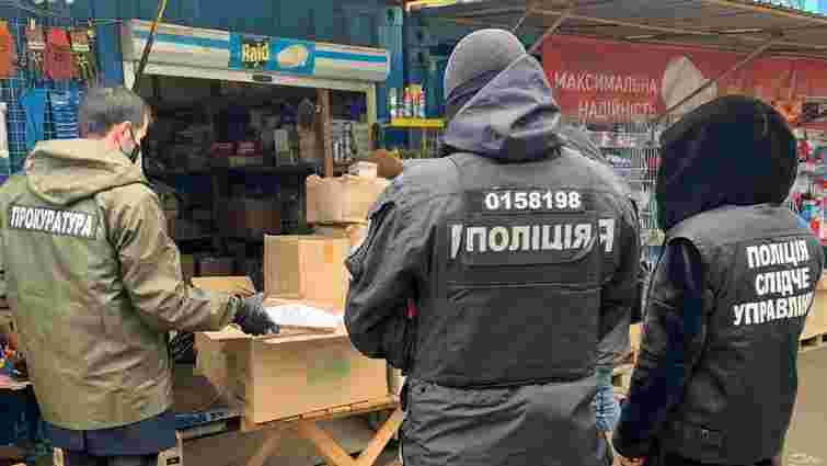 У торговців з Калинівського ринку у Чернівцях вилучили нелегальні сигарети
