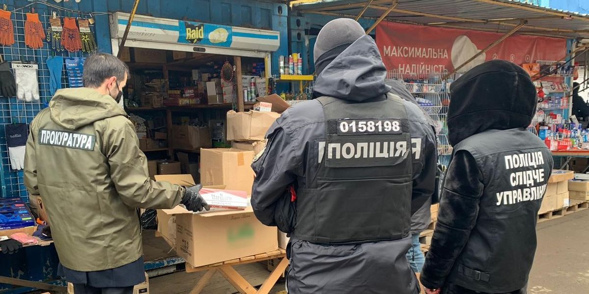 У торговців з Калинівського ринку у Чернівцях вилучили нелегальні сигарети
