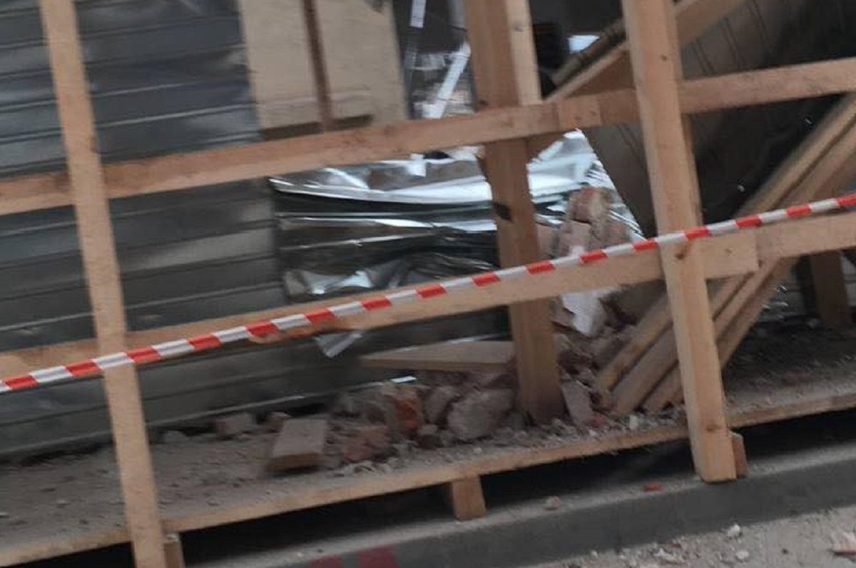 Під час демонтажу будинку у Львові обвалилась частина фасаду
