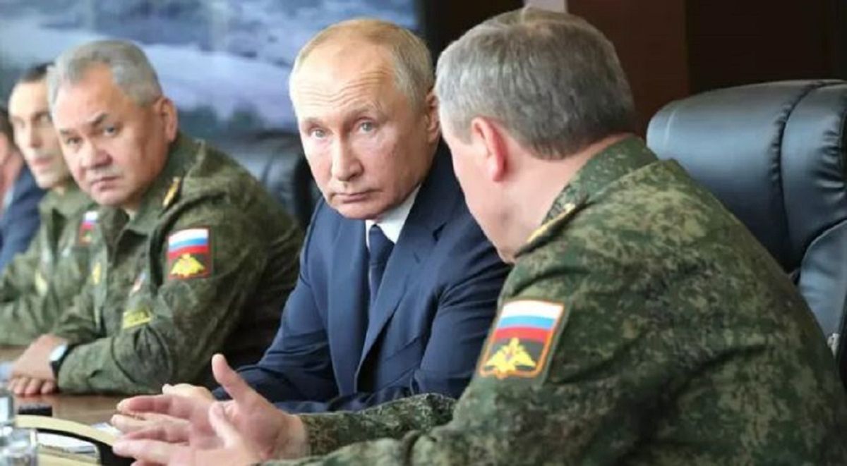 Путін доручив ввести війська на окуповану територію Донбасу