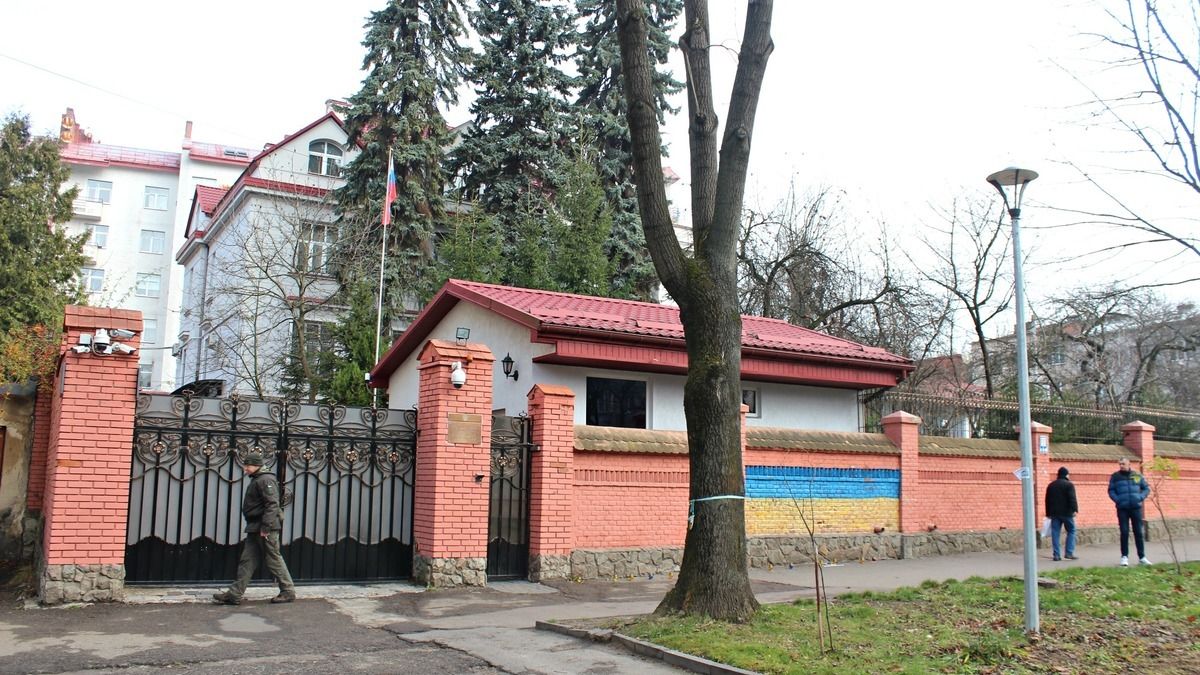 Після виступу Путіна львів'яни зібрались біля генконсульства Росії
