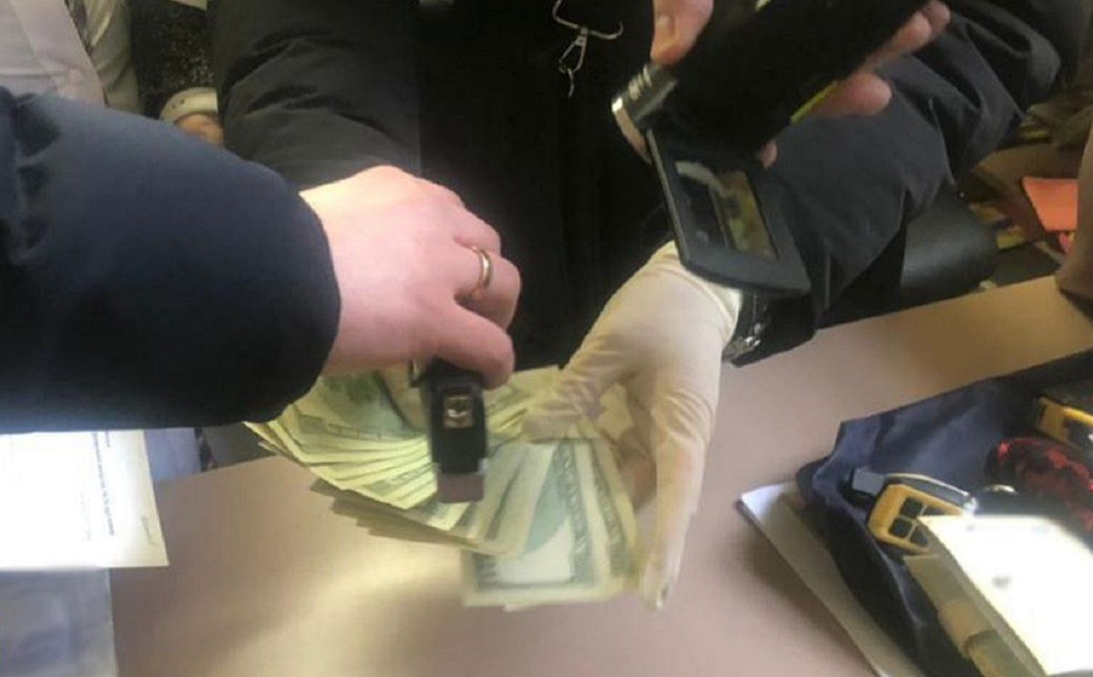 На хабарі 1500 доларів затримали завідувачку відділення ЛОКЛ