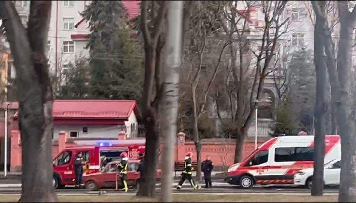 Російські дипломати палять документи у генконсульстві РФ у Львові