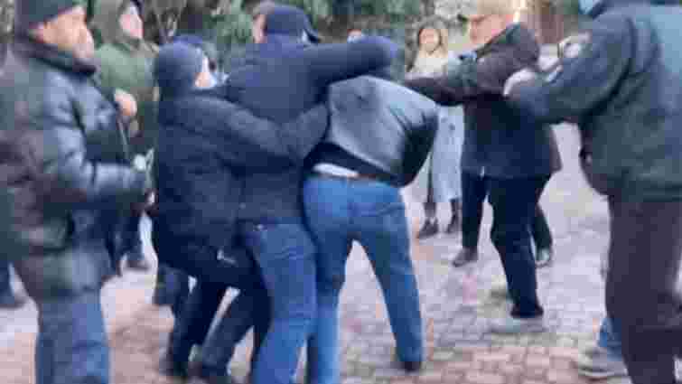 Побитий у Рівненській міськраді депутат вчинив нову бійку з активістом