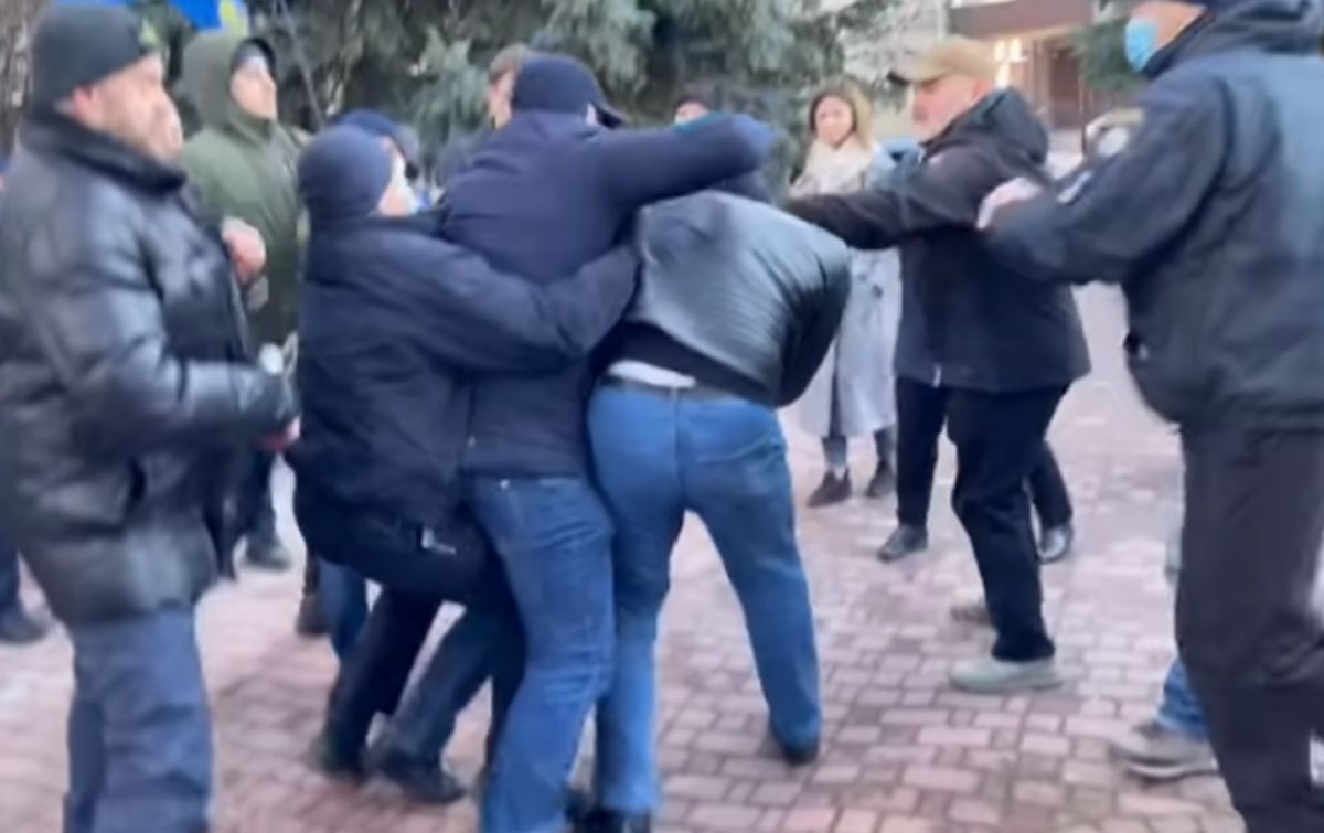Побитий у Рівненській міськраді депутат вчинив нову бійку з активістом