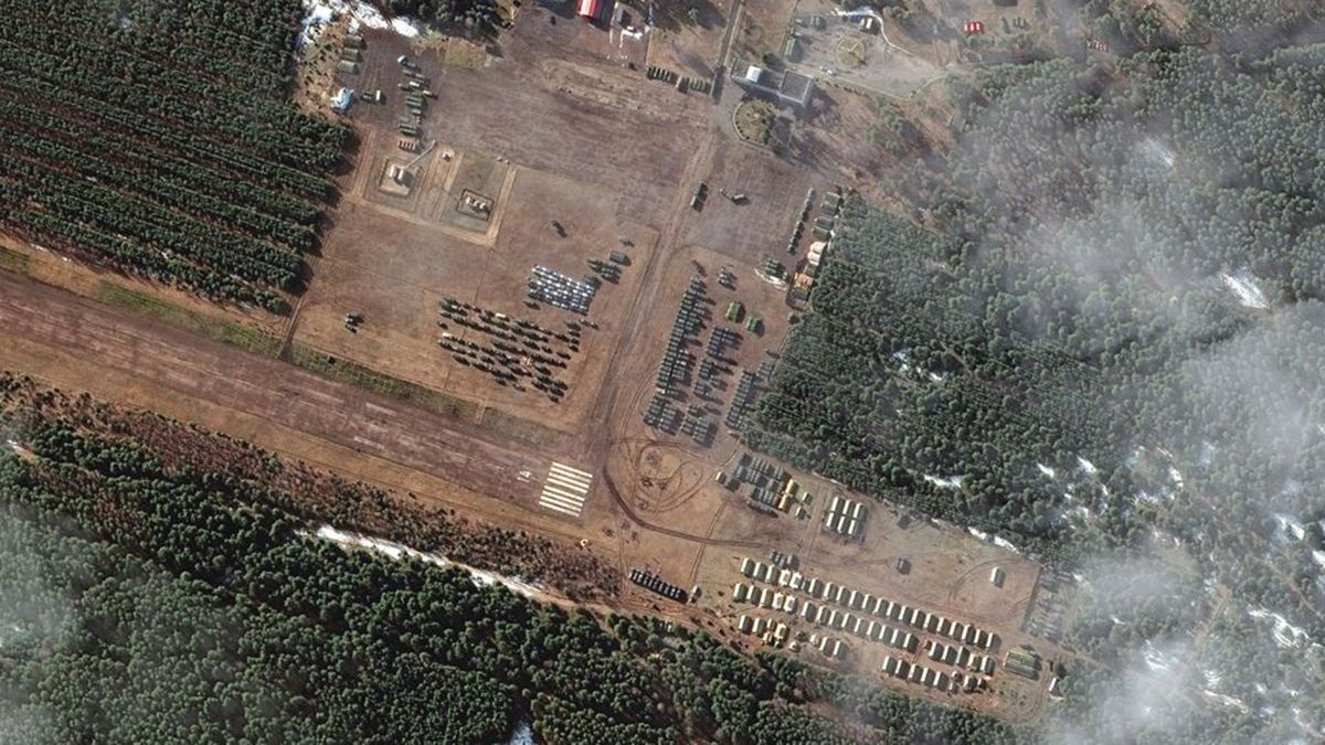 Супутники Maxar зафіксували сотні військових російських машин біля України
