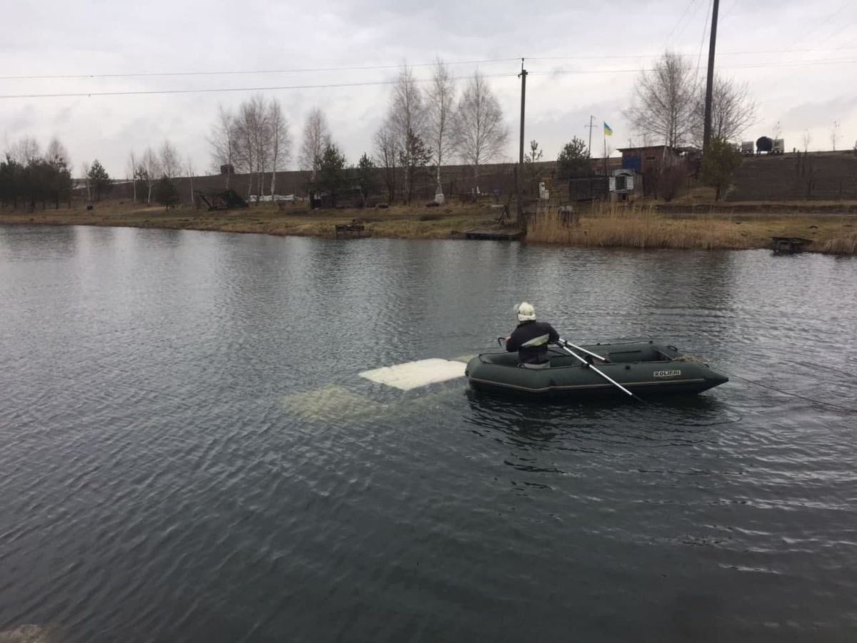 У ставку на Волині виявили затоплений ВАЗ із 38-річним водієм