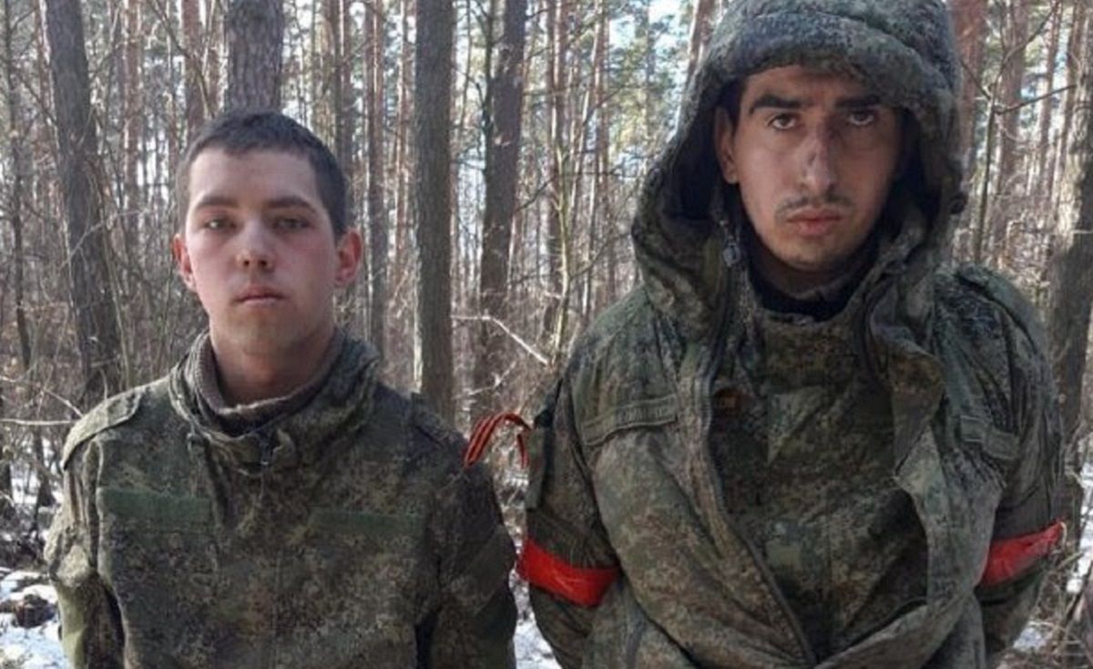 Українські військові взяли перших російських полонених
