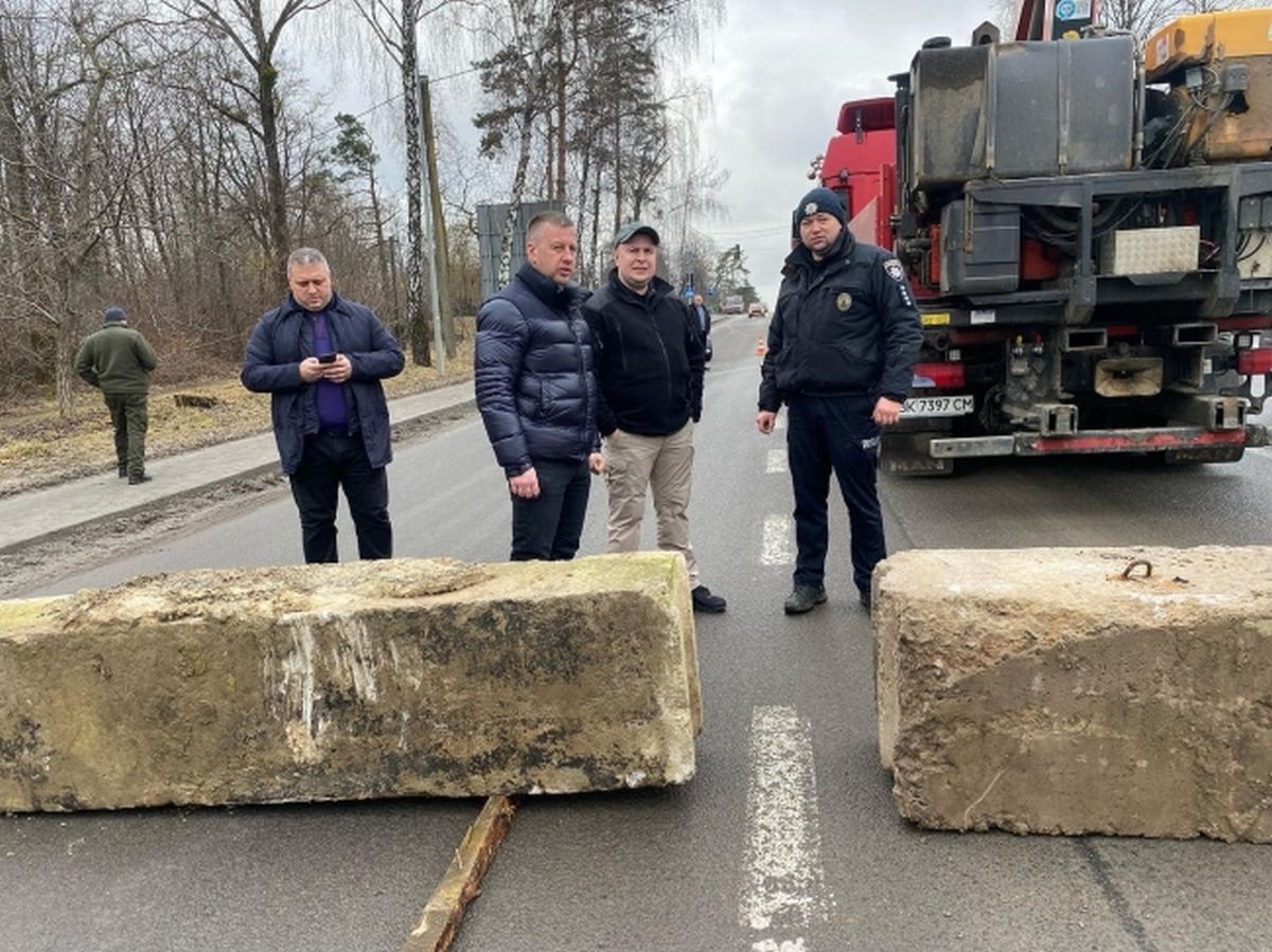 На в’їздах до Рівного облаштовують блокпости