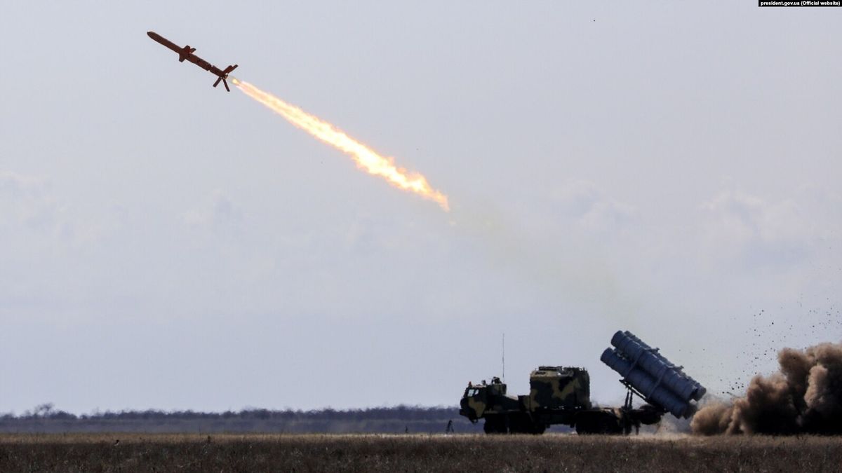 Українські військові збили на Донбасі російський штурмовик і вертоліт