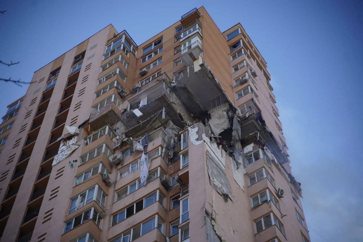 Російський снаряд влучив у 25-поверховий житловий будинок в Києві