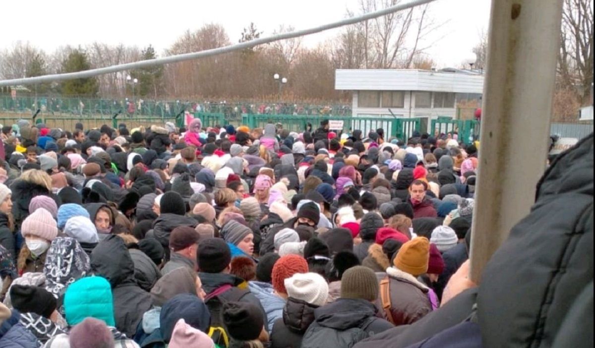 Понад 40 тис. українців виїхали в Польщу за добу, майже всі – жінки з дітьми