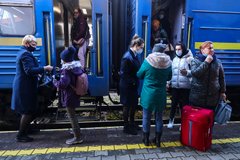 Куди звертатись біженцям у Львові та як їм допомогти