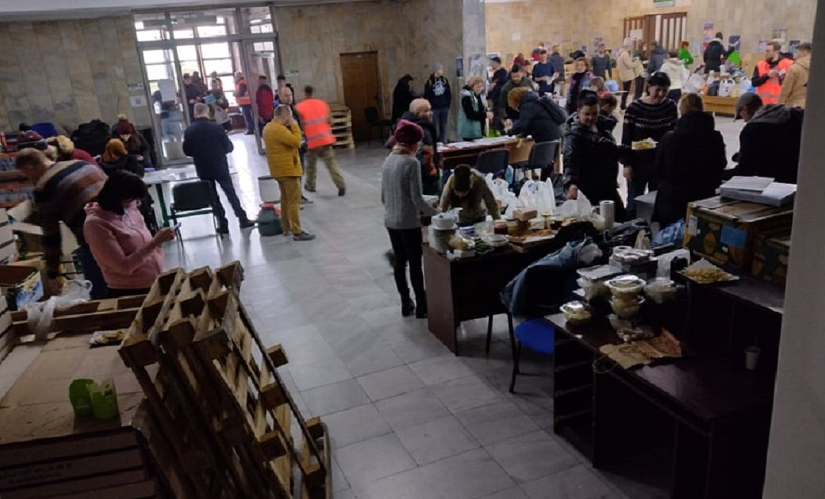 Куди у Львові нести допомогу для військових та біженців