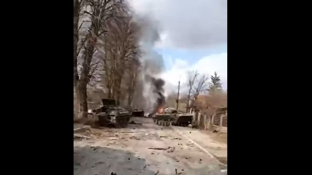 Під Києвом знищили російську колону з понад 100 одиниць бронетехніки