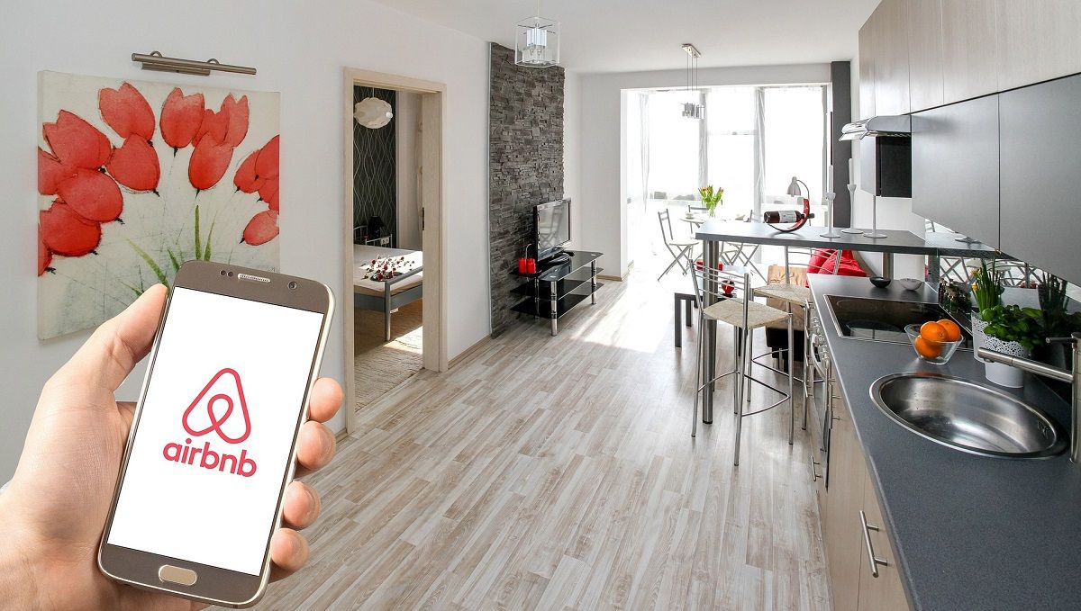 Airbnb безкоштовно розселить по Європі до 100 тис. біженців з України

