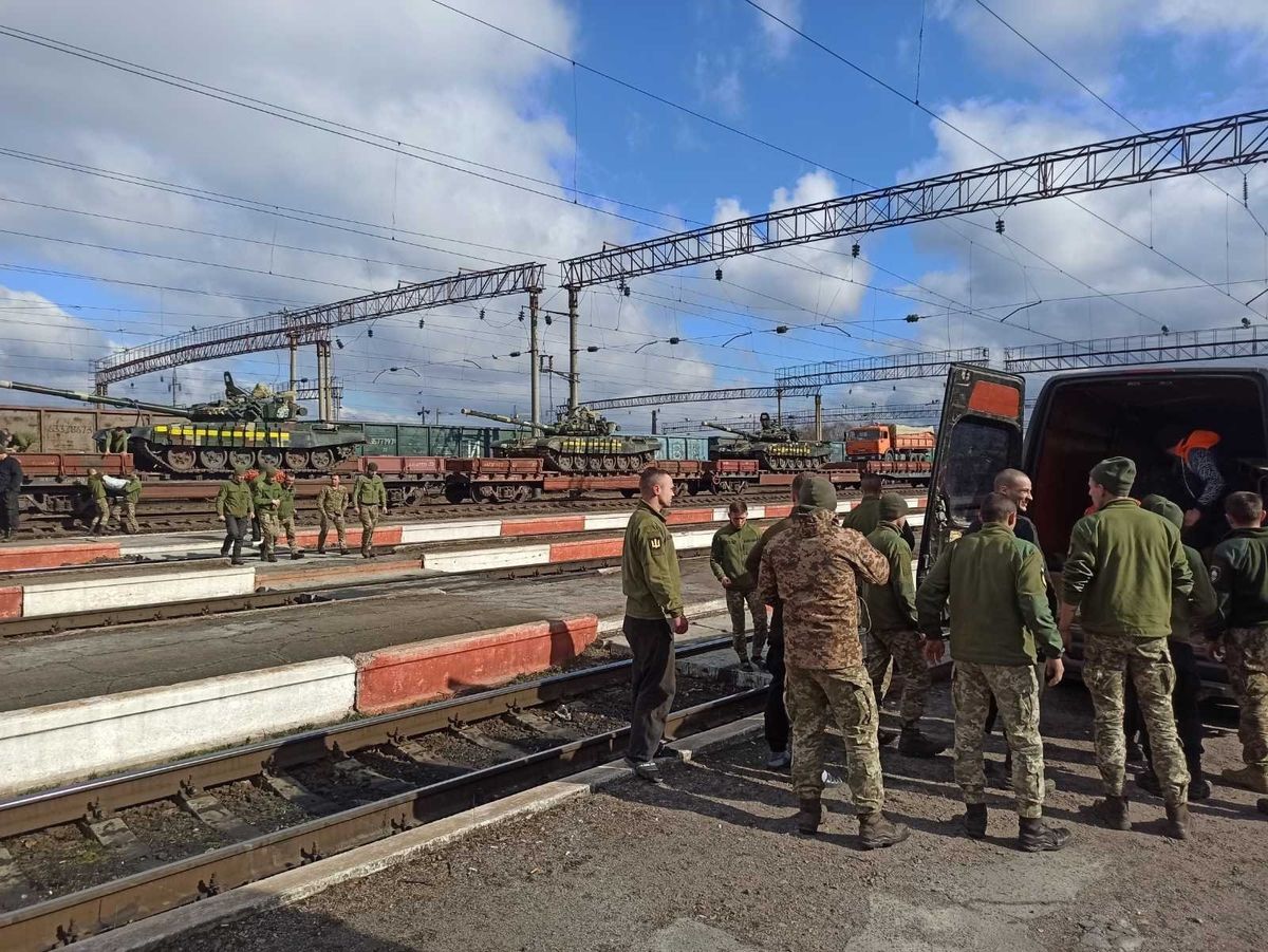 Куди у Хмельницькому нести допомогу для військових та біженців