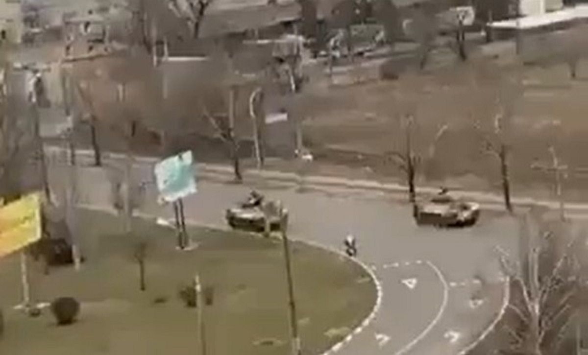 Росіяни захоплюють у заручники жителів Херсона, щоб прикритись ними