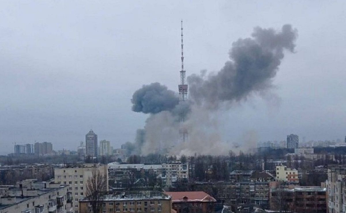 Росіяни завдали авіаудару по телевежі у Києві