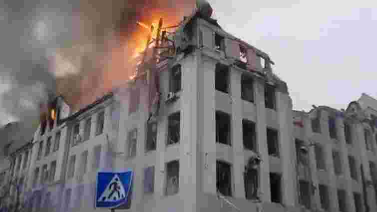 У Харкові після авіаудару горить будівля обласної поліції