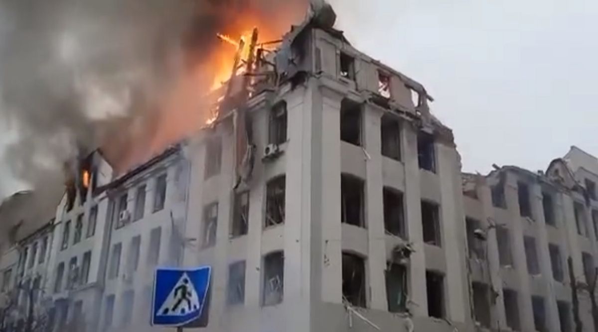У Харкові після авіаудару горить будівля обласної поліції