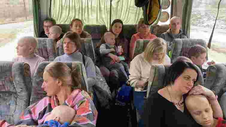 Зі Львова за кордон відправили першу групу хворих на рак дітей