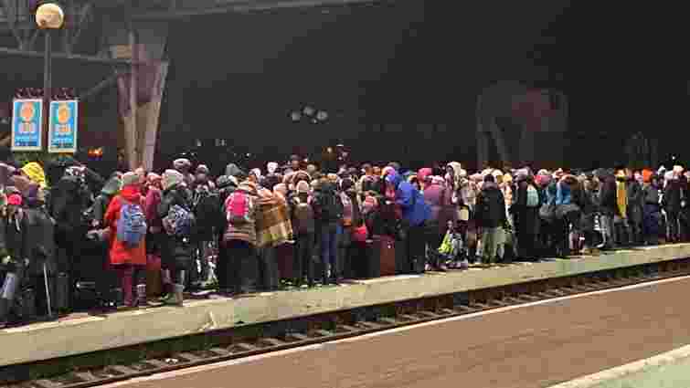 Львівські волонтери щогодини подають інформацію про стан черг на кордонах з Україною