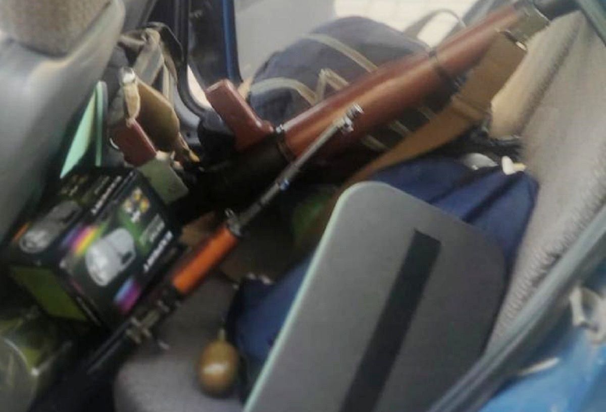 Біля метро у Києві затримали групу диверсантів зі зброєю