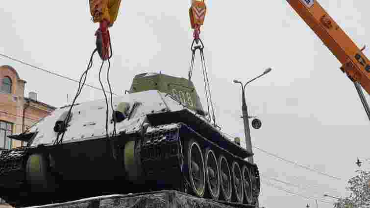 У Чернівцях демонтували монумент із радянським танком
