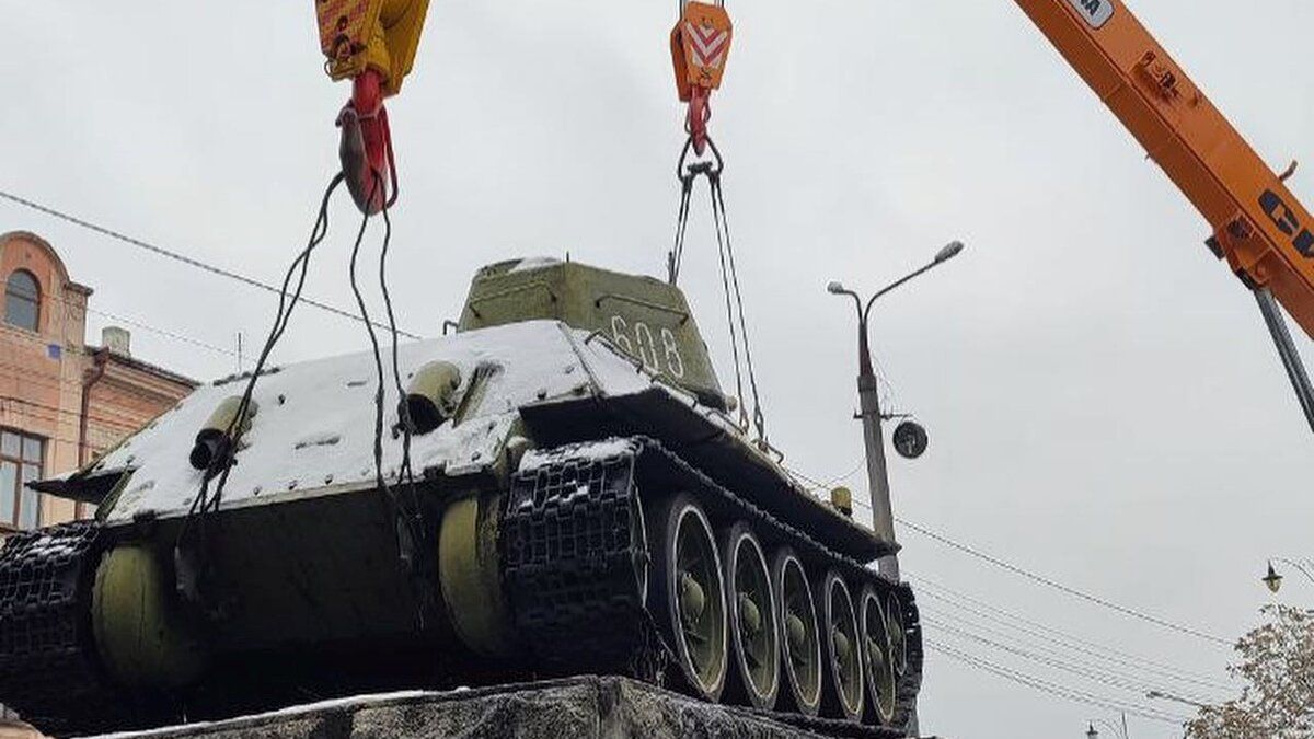 У Чернівцях демонтували монумент із радянським танком
