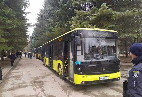 Зі Львова відправили за кордон ще одну групу онкохворих дітей