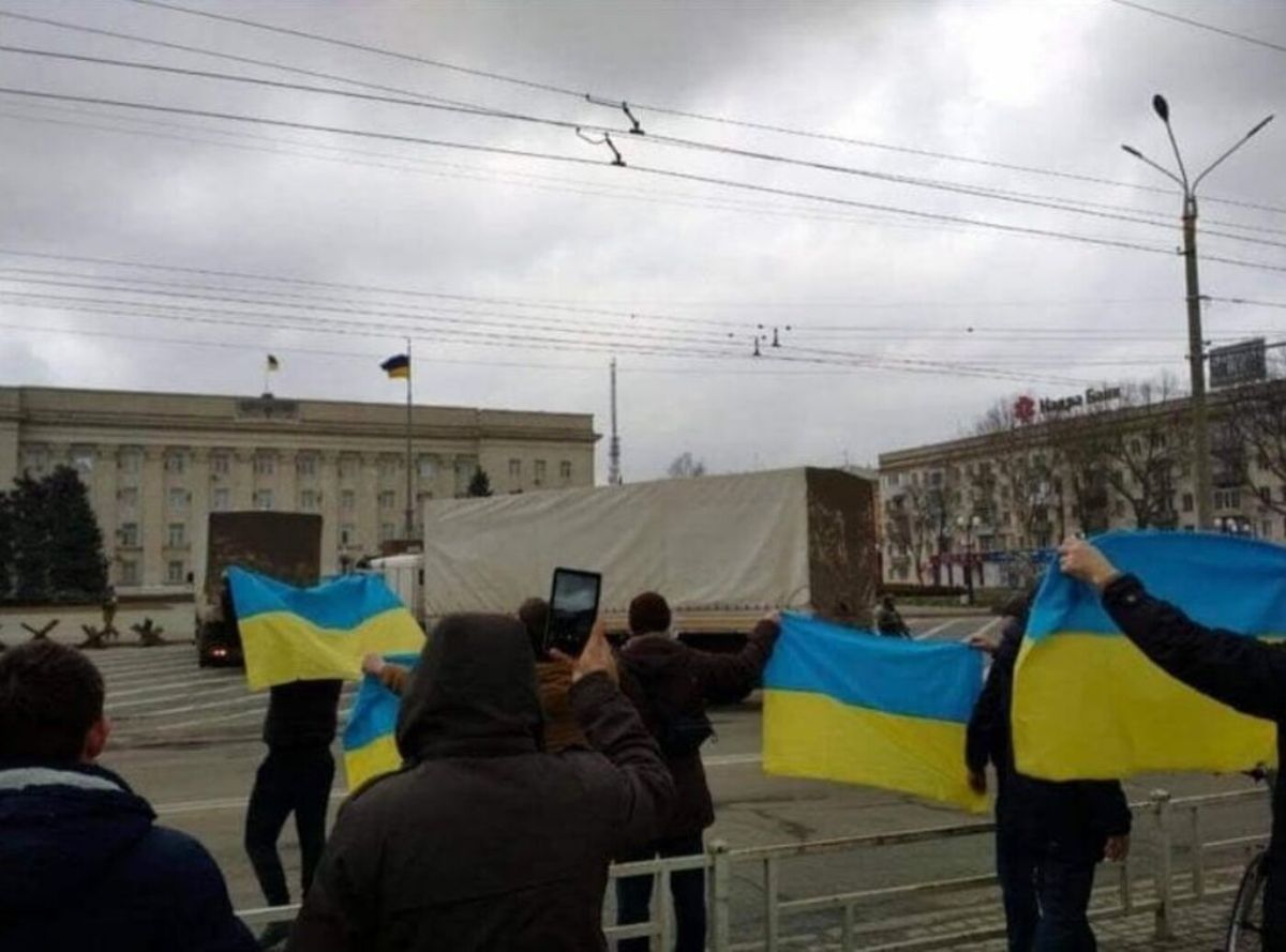 Мешканці Мелітополя та Херсона вийшли на мітинги проти окупантів