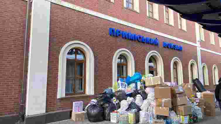 На залізничному вокзалі в Ужгороді відкрили центр передачі гуманітарних вантажів