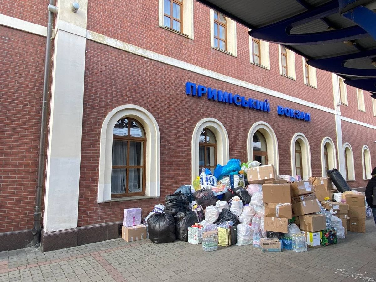 На залізничному вокзалі в Ужгороді відкрили центр передачі гуманітарних вантажів