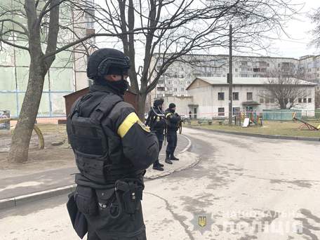 48-річний мешканець Рівного з вікна розстріляв двох перехожих