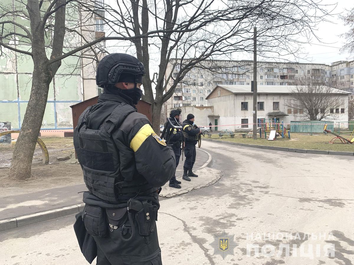 48-річний мешканець Рівного з вікна розстріляв двох перехожих
