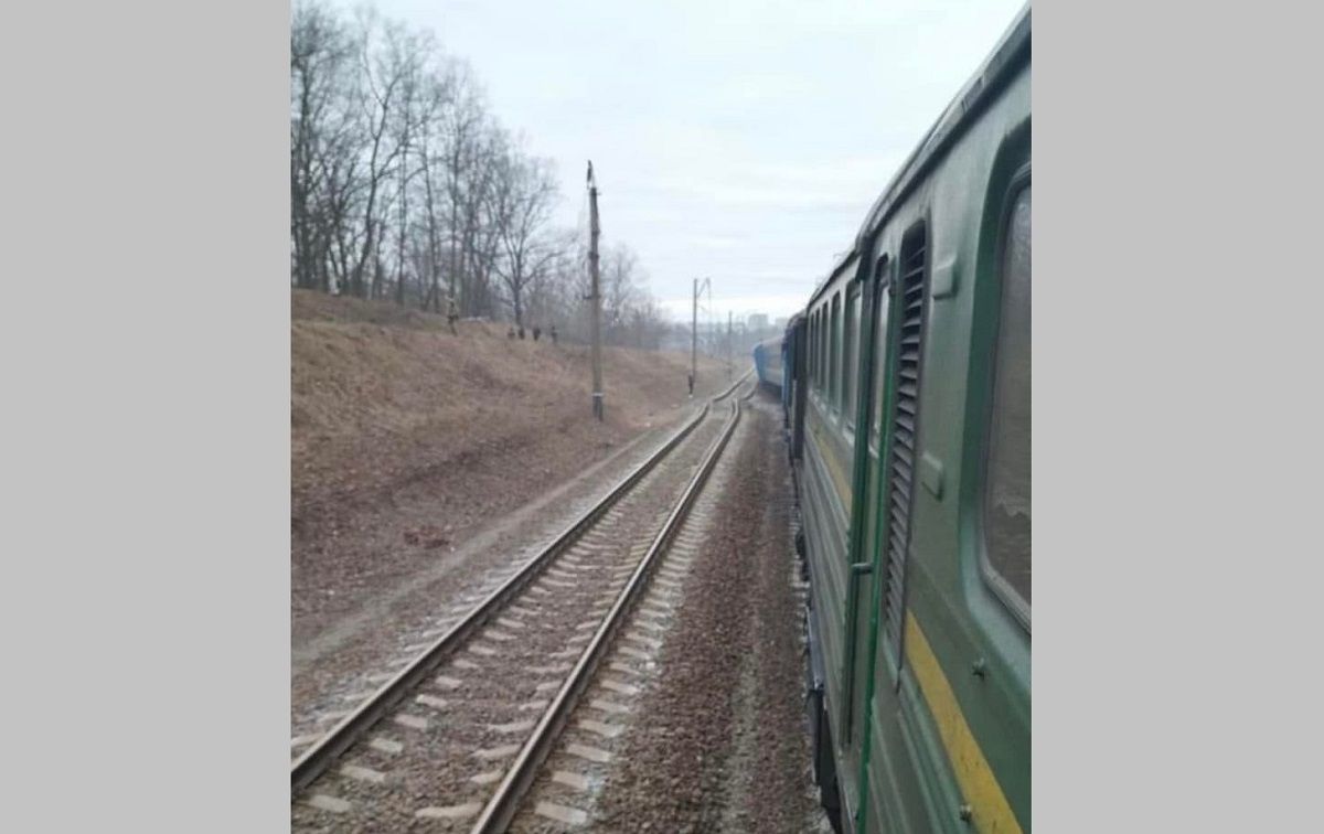Під час евакуації людей з Ірпеня росіяни підірвали залізничну колію