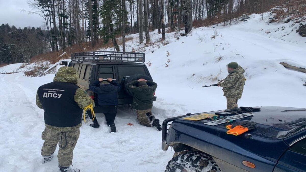 Буковинські контрабандисти сигарет переправляли через кордон ухилянтів