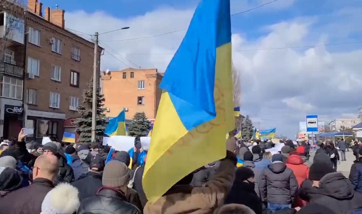 Тисячі мешканців Нової Каховки вийшли на мітинг проти російської окупації