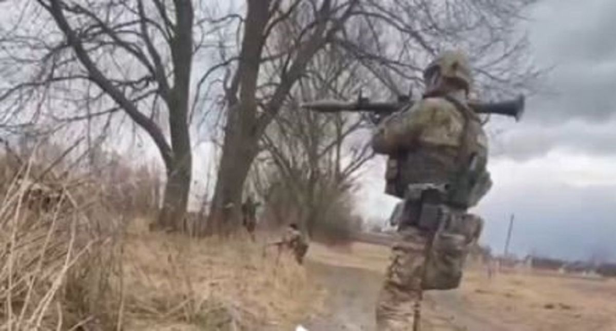 Поліцейські КОРДу з гранатометів знищили два російські танки на Київщині