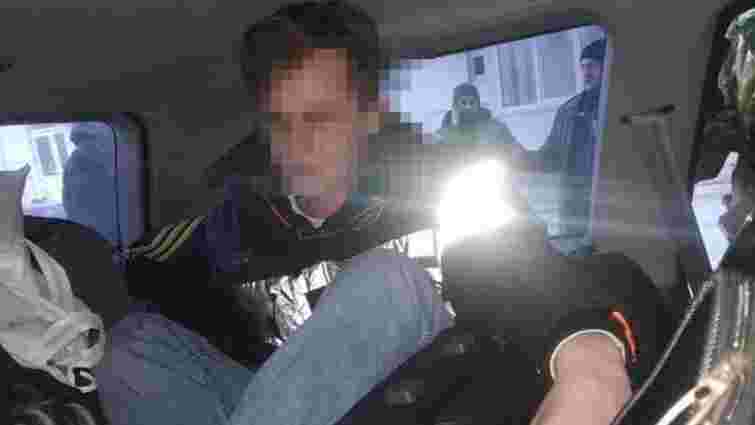 Водійка Mitsubishi заховала чоловіка в багажнику, щоб вивезти його в Румунію