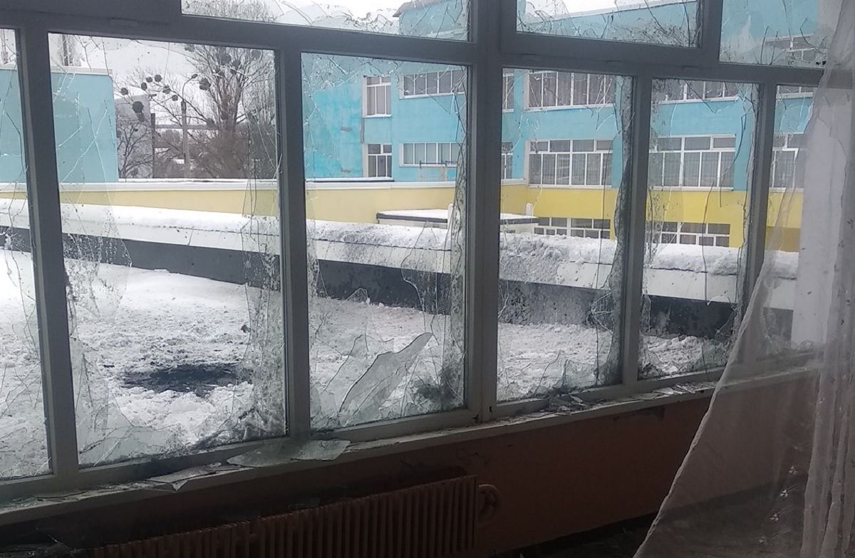 На Харківщині росіяни обстріляли ліцей, є поранені та загиблі
