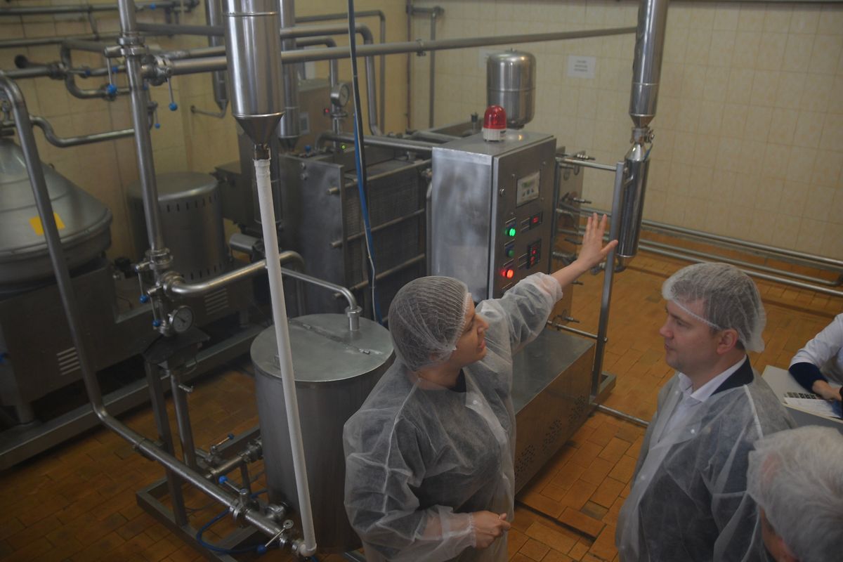 Власники корів на Рівненщині безкоштовно віддають молоко для армії