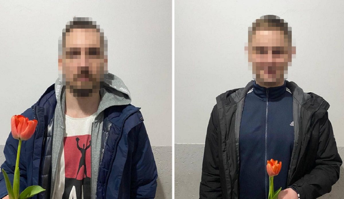 Прикордонники подарували квіти пійманим на кордоні чоловікам-утікачам