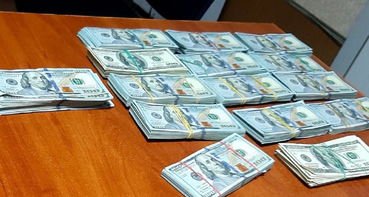 Росіянина затримали при спробі вивезти з України 800 тис. доларів і старовинну ікону