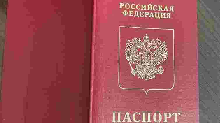 Українці призовного віку намагаються втікати за кордон з російськими паспортами